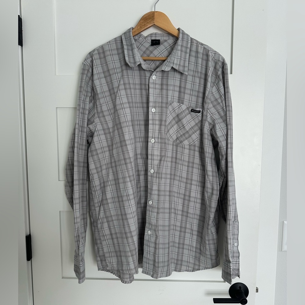 Oakley Men’s Gray Plaid Button-Up Shirt. Size XXL